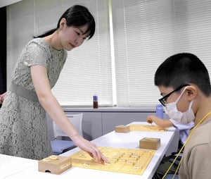 指導対局をする山口女流三段