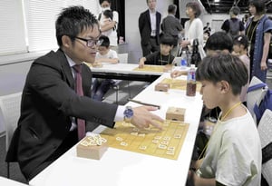 指導対局をする戸辺七段