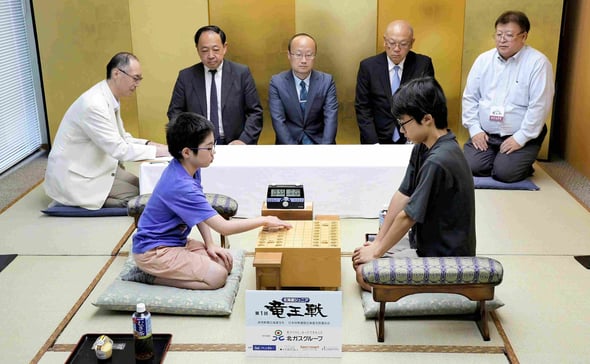 第1回ジュニア竜王戦初手立ち会いの様子